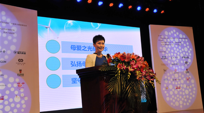 李小琳出席“中華母愛論壇”，接受新華網(wǎng)專訪