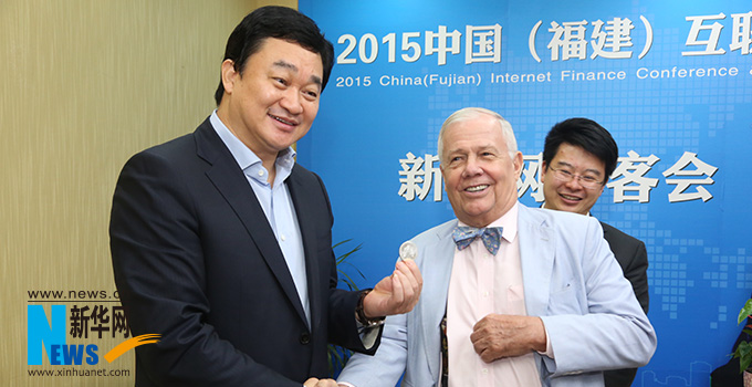 羅杰斯參加思客會，與新華網董事長、總裁田舒斌親切交談。
