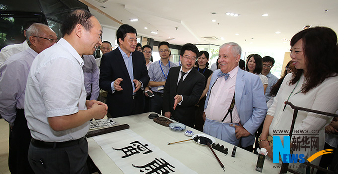 羅杰斯參觀新華網福建分公司。