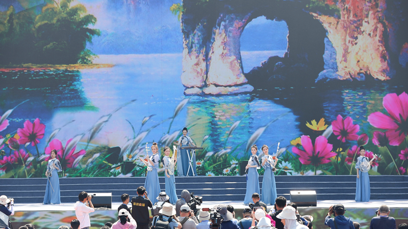 花語湖畔、香動凌源 女子水晶樂坊亮相第五屆中國凌源百合節(jié)