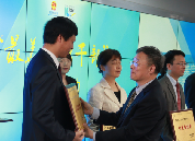 國(guó)家信訪局黨組成員、副局長(zhǎng)李皋為獲獎(jiǎng)?wù)哳C獎(jiǎng)