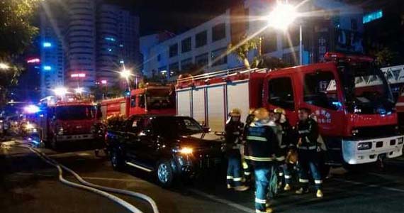 ?？诩瘟甏髲B電纜井起火 玻璃掉落致1人重傷