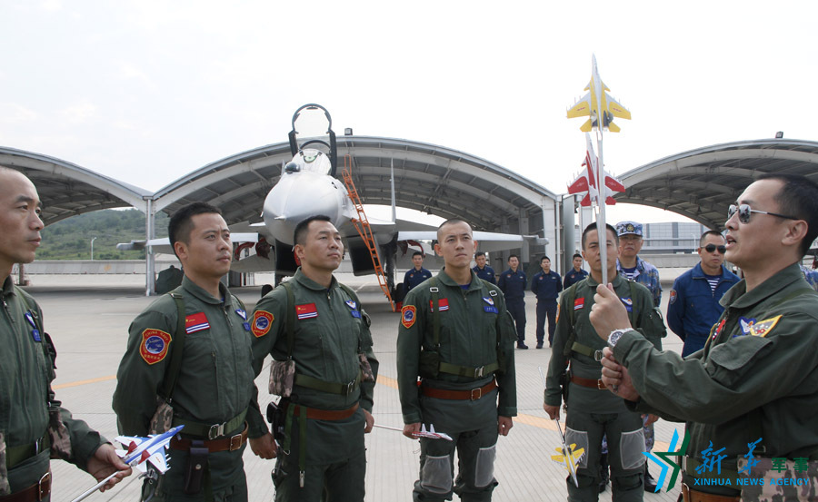 ↑海軍某艦載航空兵部隊(duì)部隊(duì)長戴明盟帶領(lǐng)飛行員進(jìn)行地面模擬訓(xùn)練。