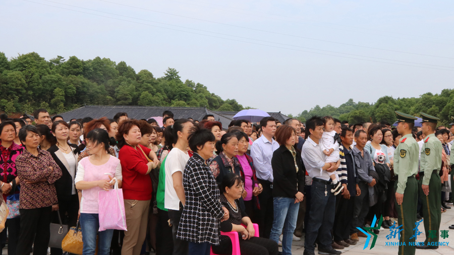↑張超烈士骨灰安葬儀式現(xiàn)場(chǎng)，岳陽(yáng)的父老鄉(xiāng)親紛紛來(lái)給張超送別。