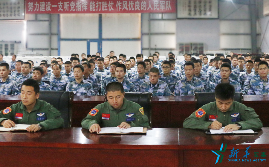 資料圖片：張超（右一）參加部隊(duì)思想政治教育。