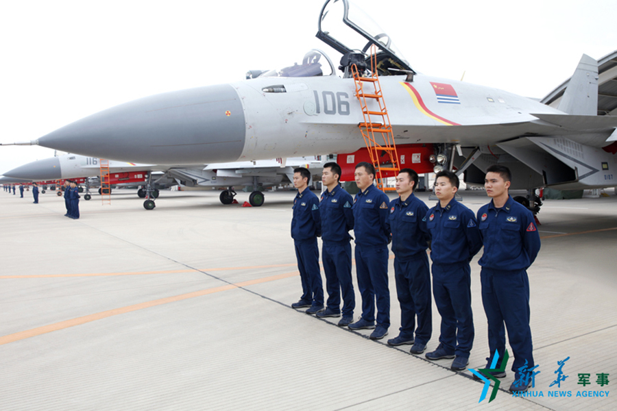 ↑機(jī)務(wù)官兵為戰(zhàn)鷹保駕護(hù)航。