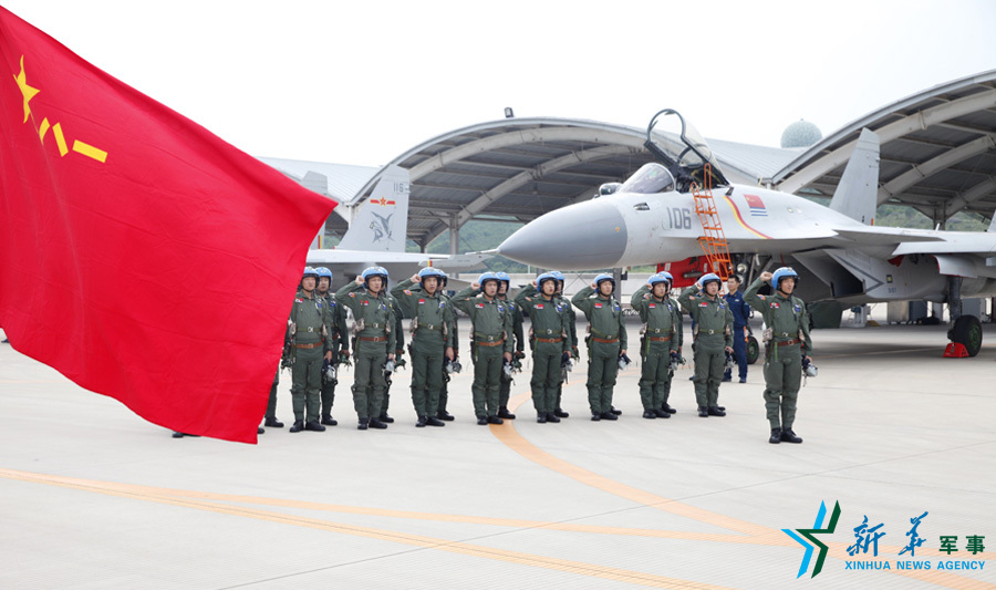 ↑軍旗招展，航空驕子對藍(lán)天宣誓。