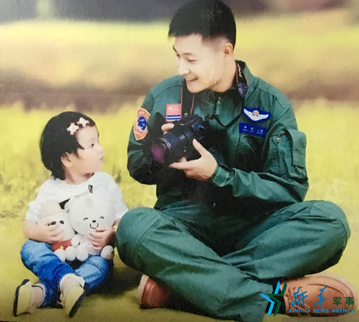 ↑資料圖片：被選為艦載戰(zhàn)斗機飛行員的張超與女兒合影。