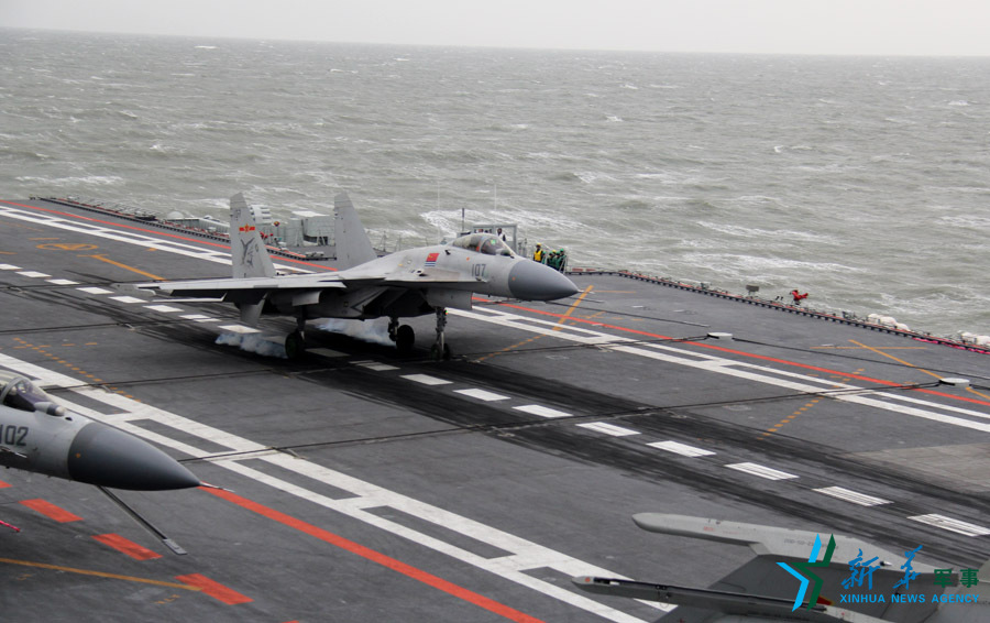 ↑資料圖片：艦載戰(zhàn)斗機(jī)下落著艦瞬間。