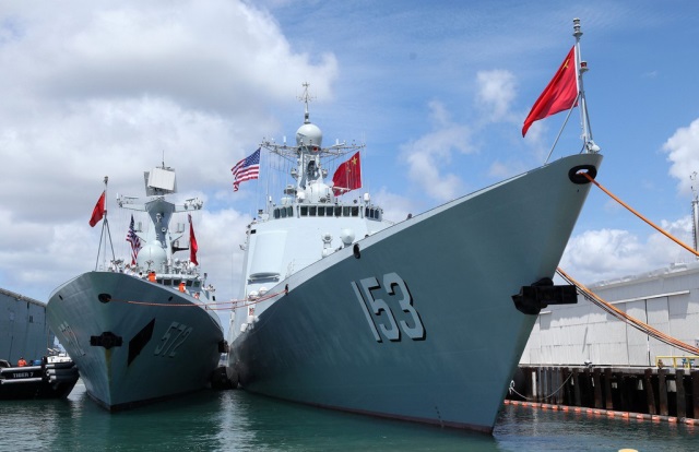 停泊珍珠港碼頭的中國海軍艦艇編隊導(dǎo)彈驅(qū)逐艦西安艦（右）和導(dǎo)彈護衛(wèi)艦衡水艦。