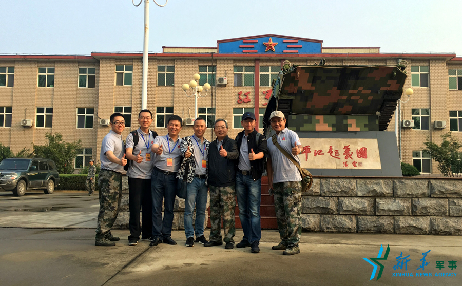 ↑“我們的長征在路上”網(wǎng)絡(luò)名人在“平江起義團(tuán)”，為這支成為中國陸軍第一支信息化部隊(duì)點(diǎn)贊。