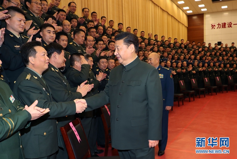 1月23日，習(xí)近平專(zhuān)程來(lái)到陸軍第65集團(tuán)軍，深入基層連隊(duì)，看望慰問(wèn)官兵，代表黨中央和中央軍委，向全軍指戰(zhàn)員、武警部隊(duì)官兵、民兵預(yù)備役人員致以誠(chéng)摯問(wèn)候和新春祝福。這是習(xí)近平親切接見(jiàn)駐張家口部隊(duì)師以上領(lǐng)導(dǎo)干部和團(tuán)級(jí)單位主官。新華社記者李剛攝