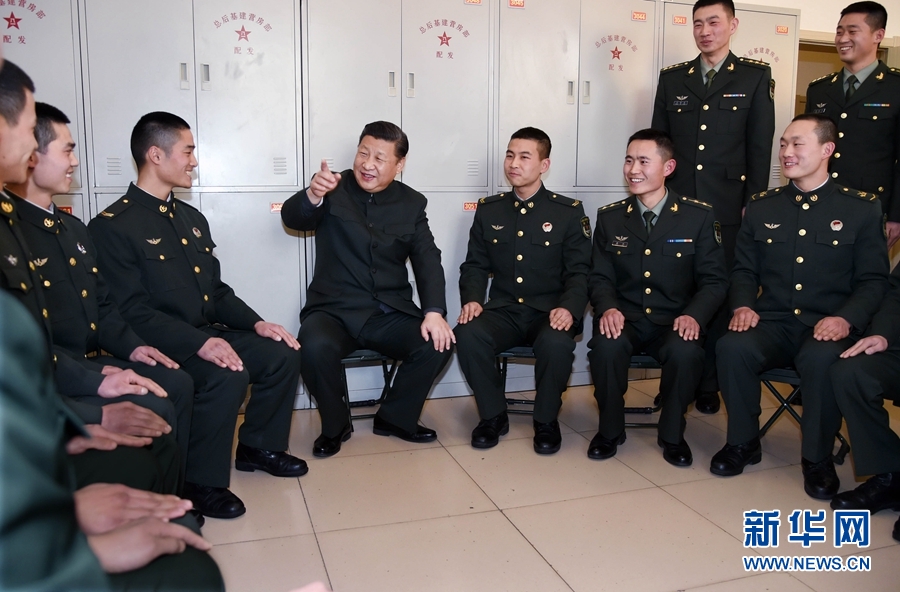 1月23日，習(xí)近平專(zhuān)程來(lái)到陸軍第65集團(tuán)軍，深入基層連隊(duì)，看望慰問(wèn)官兵，代表黨中央和中央軍委，向全軍指戰(zhàn)員、武警部隊(duì)官兵、民兵預(yù)備役人員致以誠(chéng)摯問(wèn)候和新春祝福。這是習(xí)近平在該集團(tuán)軍“大功三連”同官兵親切交談。新華社記者李剛攝