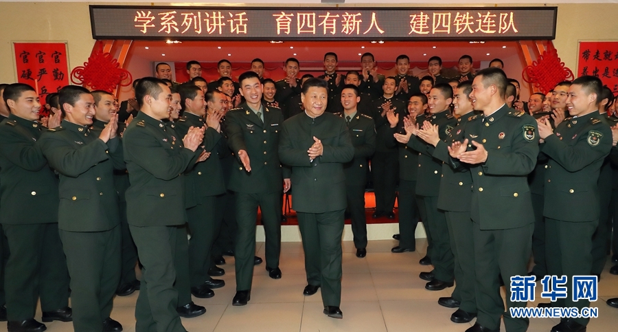 1月23日，習(xí)近平專(zhuān)程來(lái)到陸軍第65集團(tuán)軍，深入基層連隊(duì)，看望慰問(wèn)官兵，代表黨中央和中央軍委，向全軍指戰(zhàn)員、武警部隊(duì)官兵、民兵預(yù)備役人員致以誠(chéng)摯問(wèn)候和新春祝福。這是習(xí)近平在該集團(tuán)軍“大功三連”同官兵在一起。新華社記者李剛攝