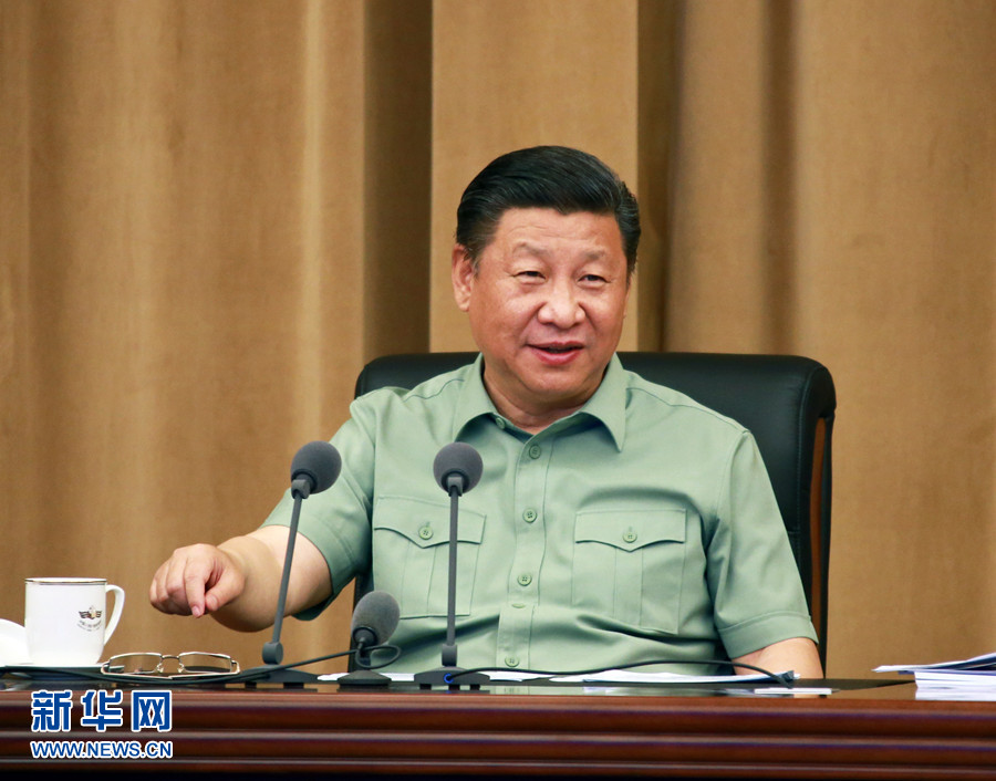 5月24日，中共中央總書記、國家主席、中央軍委主席習(xí)近平視察海軍機(jī)關(guān)，親切接見海軍第十二次黨代會全體代表和海軍機(jī)關(guān)正師職以上領(lǐng)導(dǎo)干部。這是習(xí)近平聽取海軍工作匯報后發(fā)表重要講話。 新華社記者 查春明 攝 