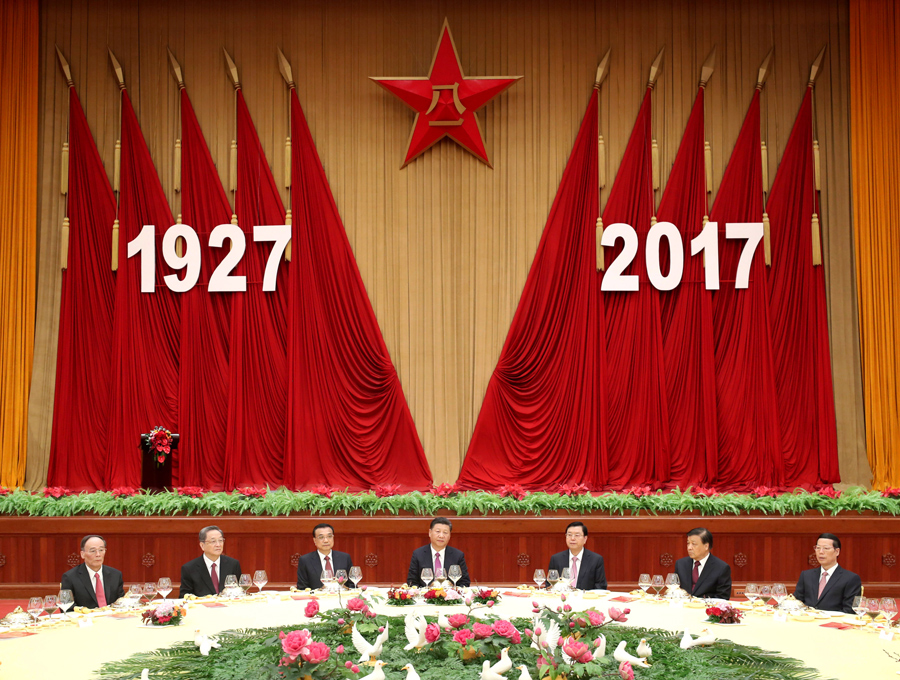7月31日，中華人民共和國(guó)國(guó)防部在北京人民大會(huì)堂舉行盛大招待會(huì)，熱烈慶祝中國(guó)人民解放軍建軍90周年。中共中央總書記、國(guó)家主席、中央軍委主席習(xí)近平和李克強(qiáng)、張德江、俞正聲、劉云山、王岐山、張高麗等黨和國(guó)家領(lǐng)導(dǎo)人出席招待會(huì)。新華社記者 鞠鵬 攝