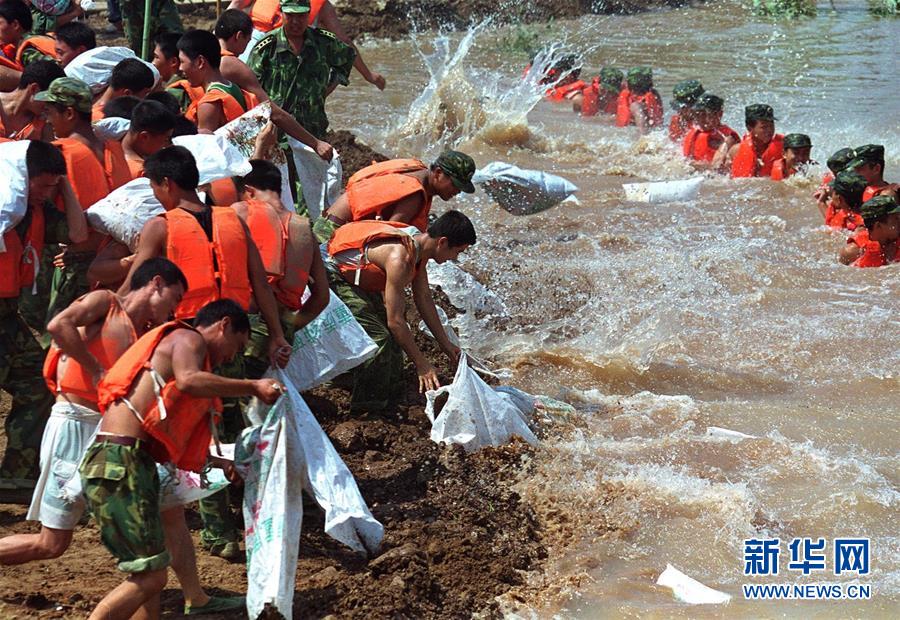 （圖文互動）（3）為了“中國號”巨輪揚(yáng)帆遠(yuǎn)航——中國共產(chǎn)黨領(lǐng)導(dǎo)下的人民軍隊(duì)忠于祖國、服務(wù)人民啟示錄