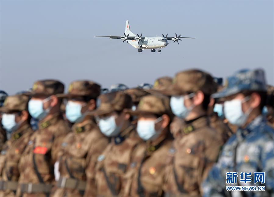 （聚焦疫情防控·圖文互動(dòng)）（1）空軍第四次向武漢大規(guī)?？者\(yùn)醫(yī)療隊(duì)員和物資