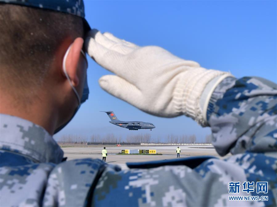 （聚焦疫情防控·圖文互動(dòng)）（3）空軍第四次向武漢大規(guī)?？者\(yùn)醫(yī)療隊(duì)員和物資
