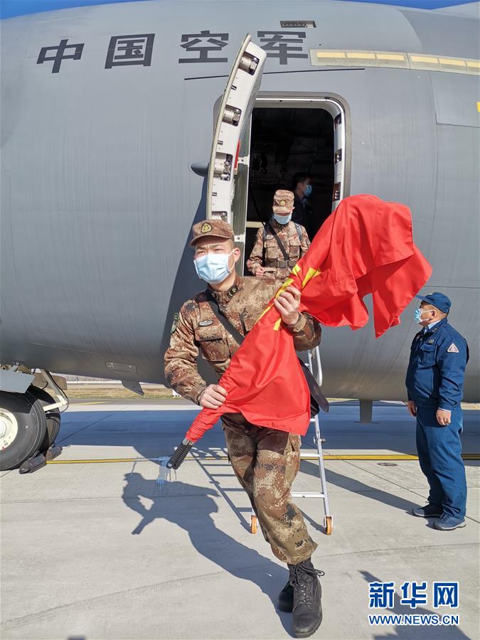（聚焦疫情防控·圖文互動(dòng)）（5）空軍第四次向武漢大規(guī)?？者\(yùn)醫(yī)療隊(duì)員和物資