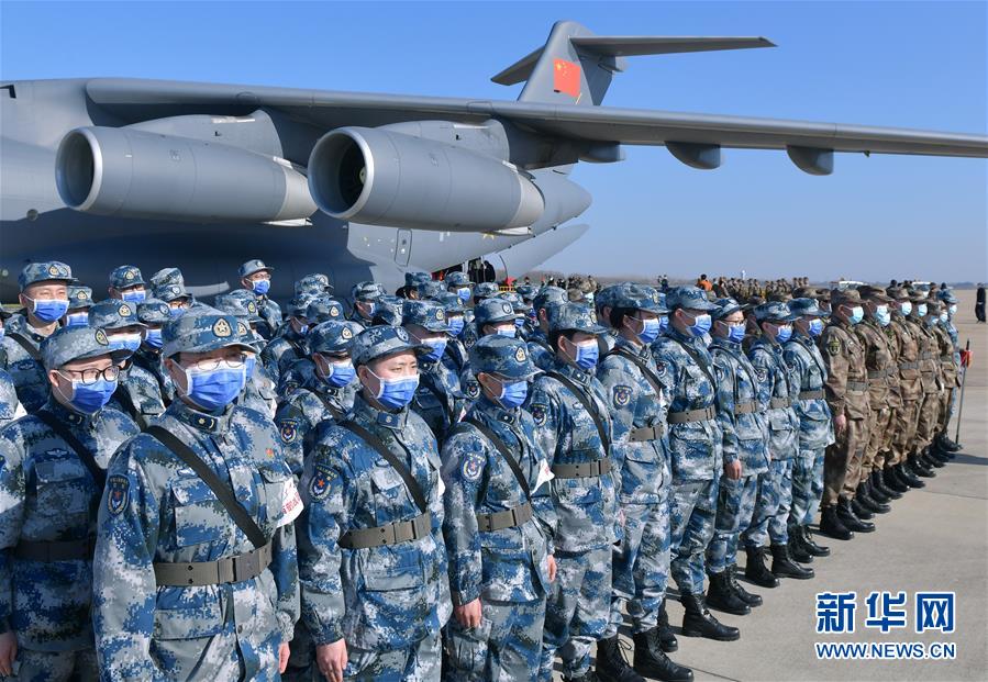 （聚焦疫情防控·圖文互動(dòng)）（8）空軍第四次向武漢大規(guī)?？者\(yùn)醫(yī)療隊(duì)員和物資