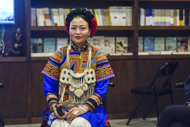 阿牛阿呷：對彝族姑娘來說，胎教就是彝族的刺繡文化，但是當(dāng)我們走出來，我們覺得我們對其他支系的服飾知識了解太少了，需要學(xué)習(xí)的很多，所以開辦了這個(gè)專業(yè)。
