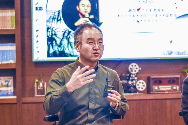 王曉昕：語言問題其實(shí)是非遺傳承所面臨的一個(gè)普遍問題。非遺傳承人可能有很好的技藝，但是因?yàn)檎Z言問題沒有辦法與外面的人交流，就失去了傳承的機(jī)會。