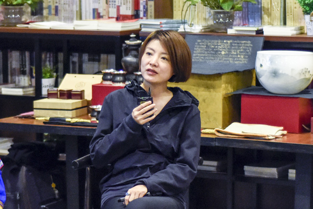 秦思：堅(jiān)持還是因?yàn)闊釔?ài)，我一直想把有意義的事情做得有意思。我希望有更多的人來(lái)關(guān)注非遺文化，把文化融入到工藝當(dāng)中。