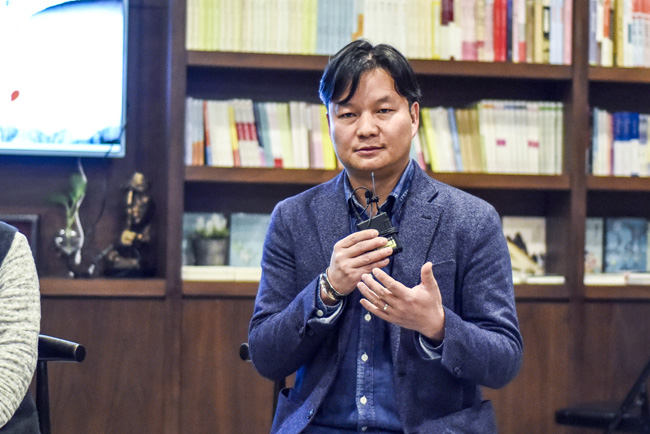 丁大為：烏銅走銀有三百年的歷史了，是云南地區(qū)獨(dú)有的技藝。這門(mén)技藝入門(mén)大概需要3年，學(xué)成需要20年。用語(yǔ)言去表達(dá)它其實(shí)是很難的。