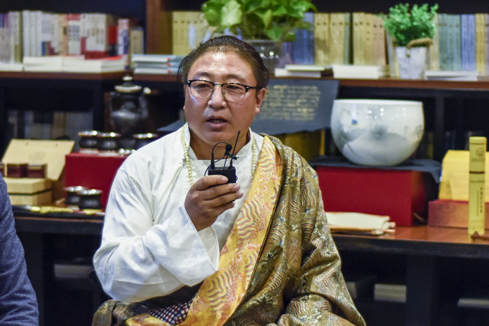 安久·白瑪群加：絕對(duì)不能為了錢做手藝的傳承人，傳承手藝是因?yàn)槲覀冇袀鞒忻褡逄厣幕呢?zé)任，要時(shí)刻謹(jǐn)記這一份責(zé)任。