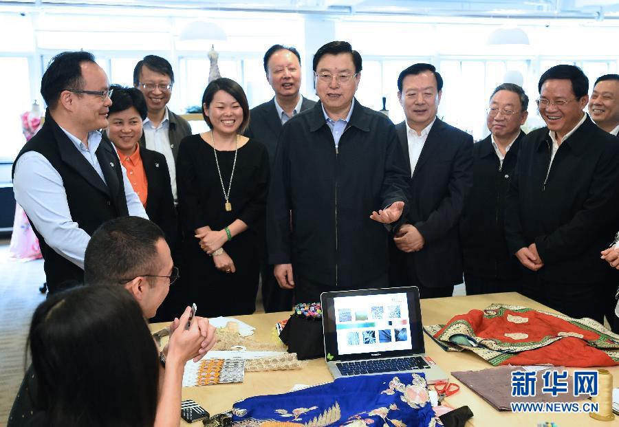 5月8日至11日，中共中央政治局常委、全國(guó)人大常委會(huì)委員長(zhǎng)張德江在浙江調(diào)研。這是5月9日，張德江來到位于嘉興市的雅瑩服裝有限公司，了解公司的服裝設(shè)計(jì)、生產(chǎn)和銷售情況。新華社記者 馬占成 攝 