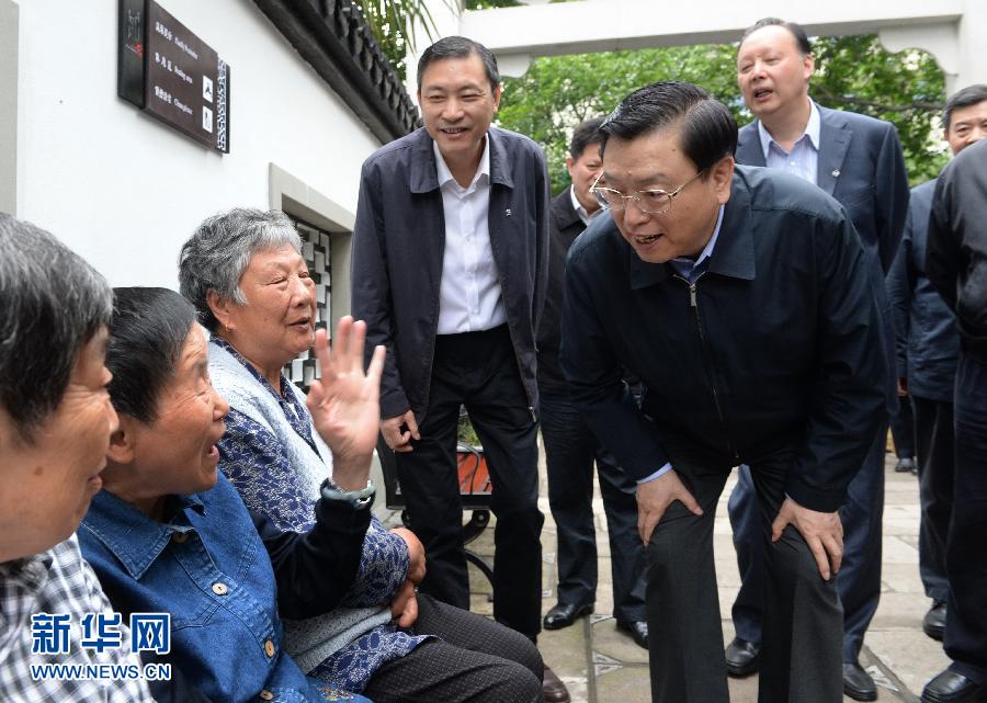這是5月10日，張德江來到杭州市小營(yíng)街道調(diào)研，并與市民親切交談。新華社記者 馬占成 攝 
