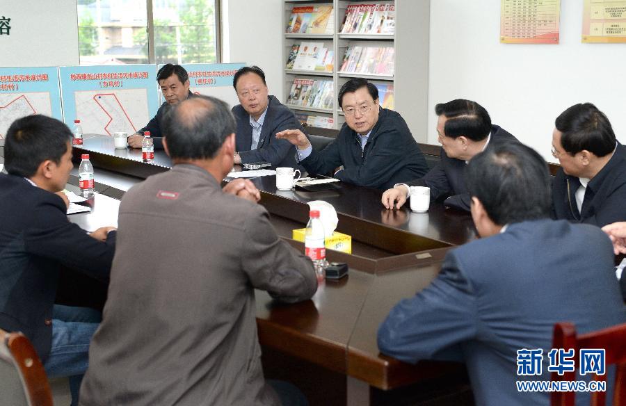 這是5月9日，張德江到湖州市妙西鎮(zhèn)調(diào)研，與基層人大代表座談。新華社記者 馬占成 攝 