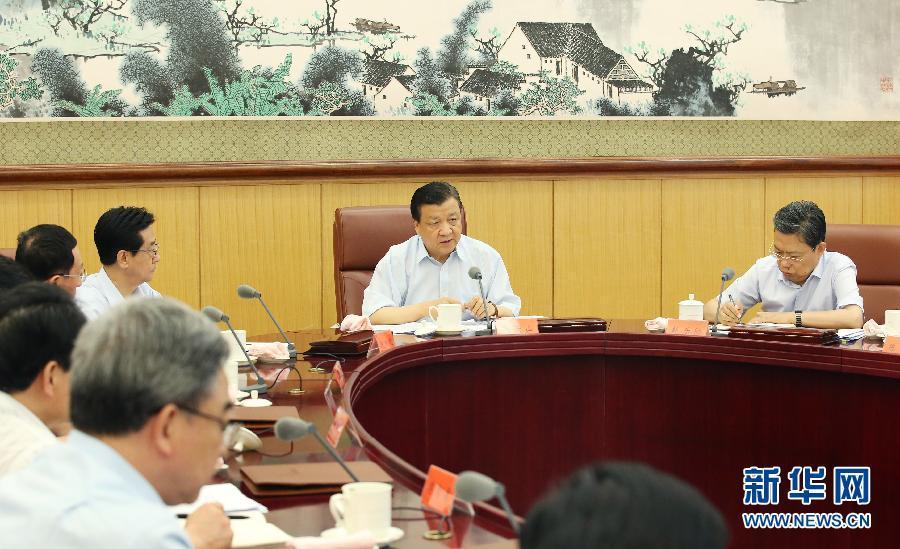 6月24日，中共中央政治局常委、中央黨的群眾路線教育實踐活動領(lǐng)導(dǎo)小組組長劉云山在北京主持召開中央黨的群眾路線教育實踐活動領(lǐng)導(dǎo)小組會議。新華社記者 姚大偉 攝 