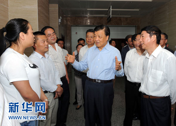 這是7月18日，劉云山在青海省政府行政服務(wù)和公共資源交易中心調(diào)研。新華社記者 饒愛(ài)民 攝