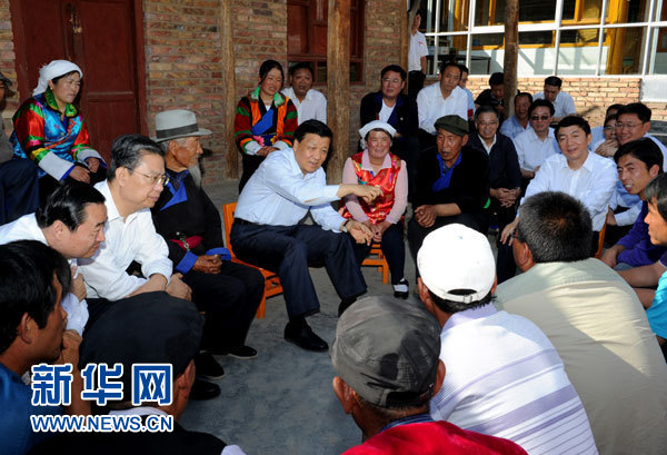 這是7月17日，劉云山在海東市互助土族自治縣東山鄉(xiāng)白牙合村同基層干部群眾座談。新華社記者 饒愛(ài)民 攝 