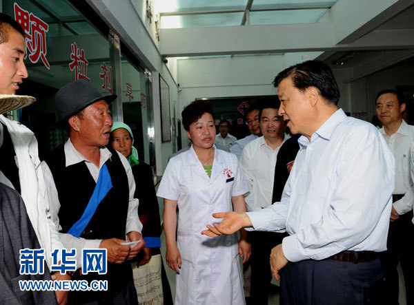 這是7月17日，劉云山在海東市互助土族自治縣中醫(yī)院調(diào)研。新華社記者 饒愛(ài)民 攝