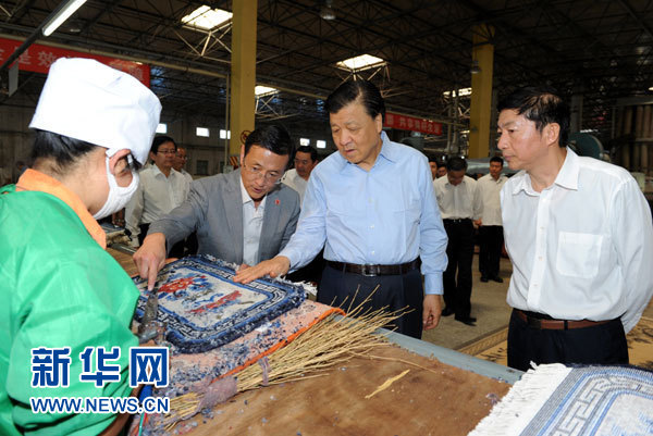 這是7月18日，劉云山在青海藏羊地毯集團(tuán)有限公司調(diào)研。新華社記者 饒愛(ài)民 攝