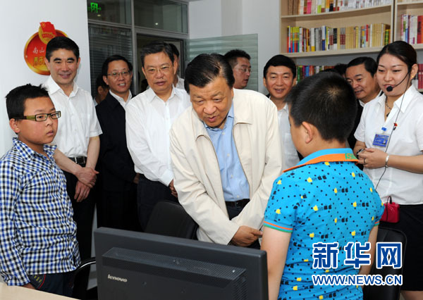 7月17日至19日，中共中央政治局常委、中央書記處書記劉云山在青海調(diào)研。這是7月18日，劉云山在西寧市南山西社區(qū)調(diào)研。 新華社記者饒愛(ài)民 攝