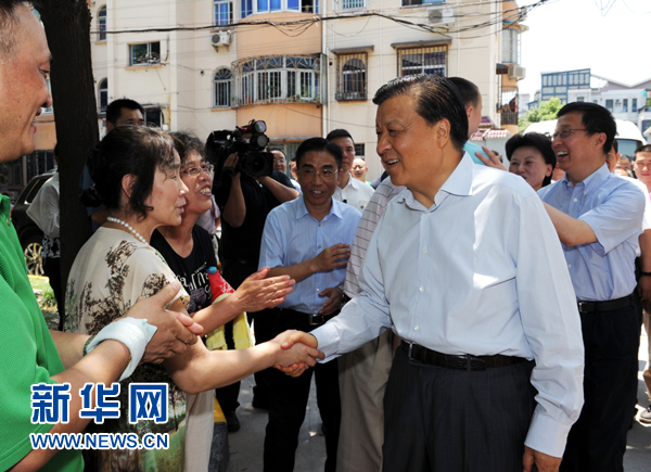 這是7月22日，劉云山在上海市普陀區(qū)桃浦鎮(zhèn)蓮花公寓居委會調(diào)研時同社區(qū)居民親切握手。新華社記者 饒愛民 攝