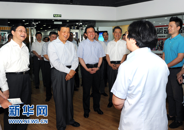 這是7月22日，劉云山在上海市靜安區(qū)就樓宇黨建工作進(jìn)行調(diào)研。新華社記者 饒愛民 攝 