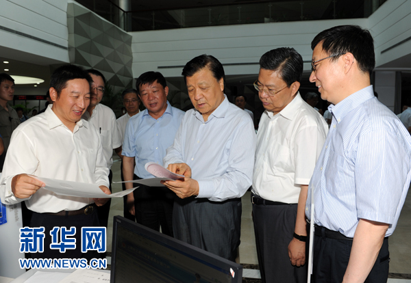  7月22日至23日，中共中央政治局常委、中央書記處書記劉云山在上海調(diào)研。這是7月22日，劉云山在中國（上海）自貿(mào)試驗區(qū)外高橋綜合服務(wù)大廳調(diào)研。新華社記者 饒愛民 攝 
