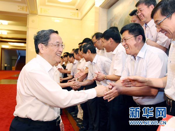 會前，俞正聲、張高麗接見援藏干部代表，向參加對口支援西藏工作的各地區(qū)各部門各單位和廣大援藏干部表示誠摯問候。新華社記者 姚大偉 攝