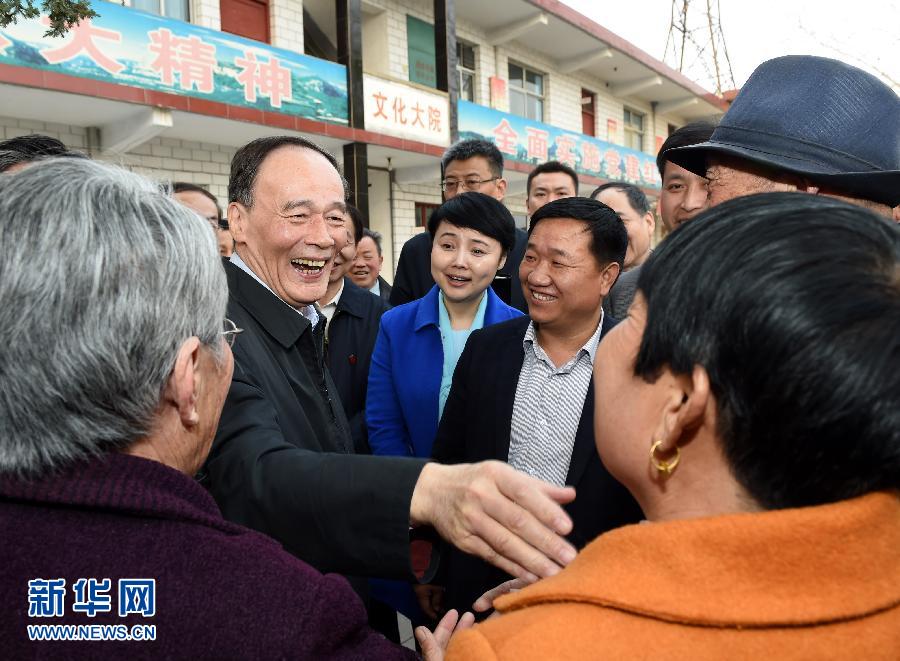 3月27日至28日，中共中央政治局常委、中央紀(jì)委書記王岐山到河南省調(diào)研，并主持召開座談會。這是3月27日王岐山在河南林州姚村鎮(zhèn)馮家口村同村民親切交談。 新華社記者 饒愛民 攝