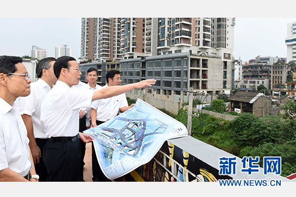 9月16日至18日，中共中央政治局常委、國務(wù)院副總理張高麗在廣西調(diào)研。這是9月16日，張高麗實地考察南寧水街棚戶區(qū)改造項目現(xiàn)場。 新華社記者張鐸攝 