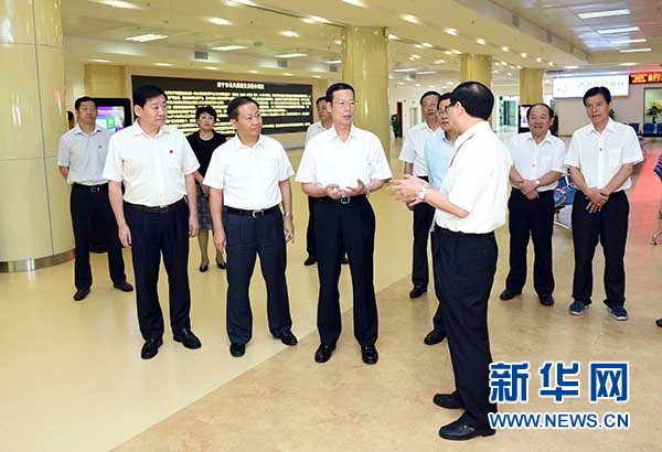 9月16日至18日，中共中央政治局常委、國務(wù)院副總理張高麗在廣西調(diào)研。這是9月17日，張高麗在南寧市公共資源交易中心對外服務(wù)大廳了解自治區(qū)簡政放權(quán)有關(guān)工作。 新華社記者張鐸攝