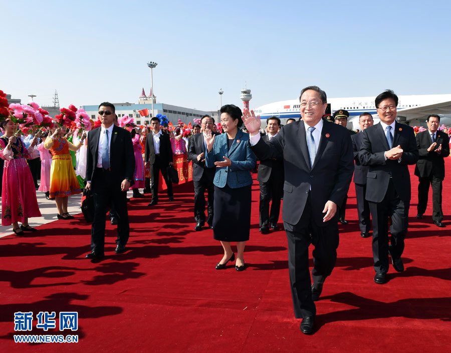  9月25日，以中共中央政治局常委、全國政協(xié)主席俞正聲為團長的中央代表團飛抵烏魯木齊，出席新疆維吾爾自治區(qū)成立60周年慶祝活動。新華社記者 饒愛民 攝