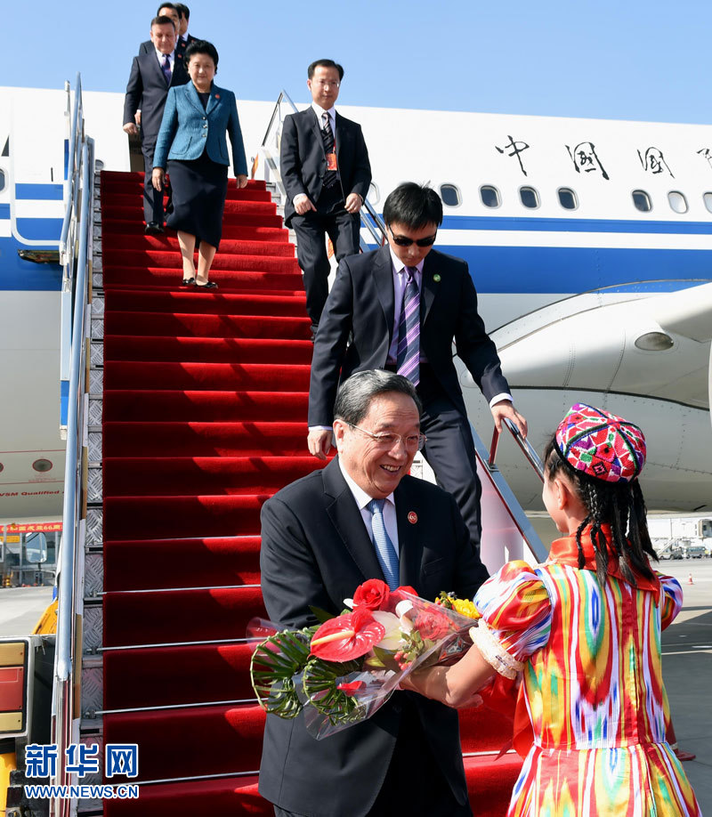 9月25日，以中共中央政治局常委、全國政協(xié)主席俞正聲為團長的中央代表團飛抵烏魯木齊，出席新疆維吾爾自治區(qū)成立60周年慶祝活動。新華社記者 饒愛民 攝