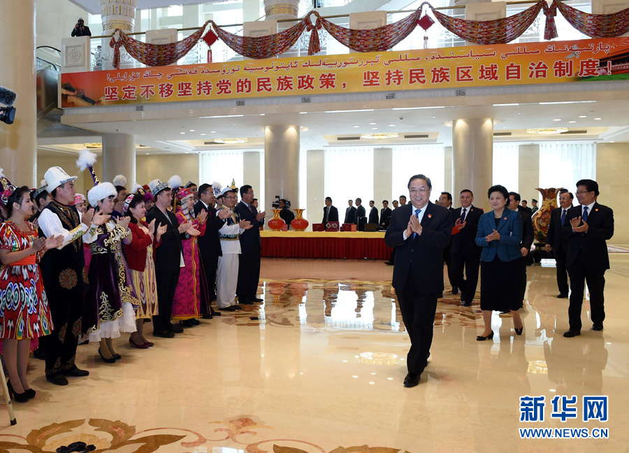 9月25日，中共中央政治局常委、全國(guó)政協(xié)主席、中央代表團(tuán)團(tuán)長(zhǎng)俞正聲率中央代表團(tuán)出席向新疆維吾爾自治區(qū)贈(zèng)送紀(jì)念品儀式。 新華社記者饒愛(ài)民 攝 