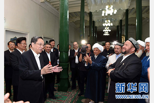 9月26日，中共中央政治局常委、全國政協(xié)主席、中央代表團(tuán)團(tuán)長俞正聲率中央代表團(tuán)部分成員赴喀什看望各族干部群眾。這是俞正聲等來到喀什市艾提尕爾清真寺，與喀什地區(qū)宗教人士代表交流。新華社記者 饒愛民 攝  